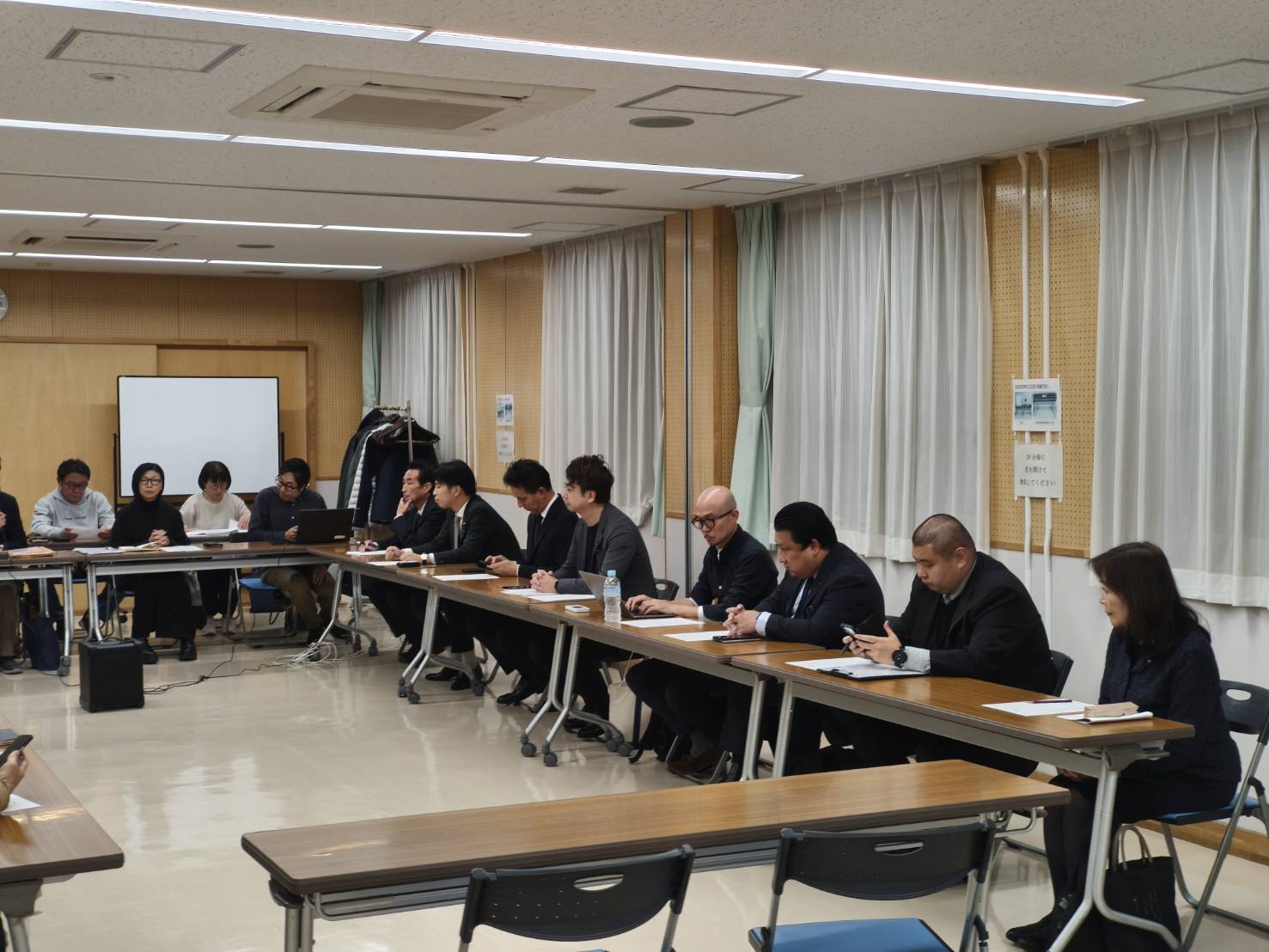 右から吉田ゆり子区議・安藤たかお秘書・髙橋しんご・百川一郎・富田けんじ・藤井とものり・尾島紘平・高松さとし秘書