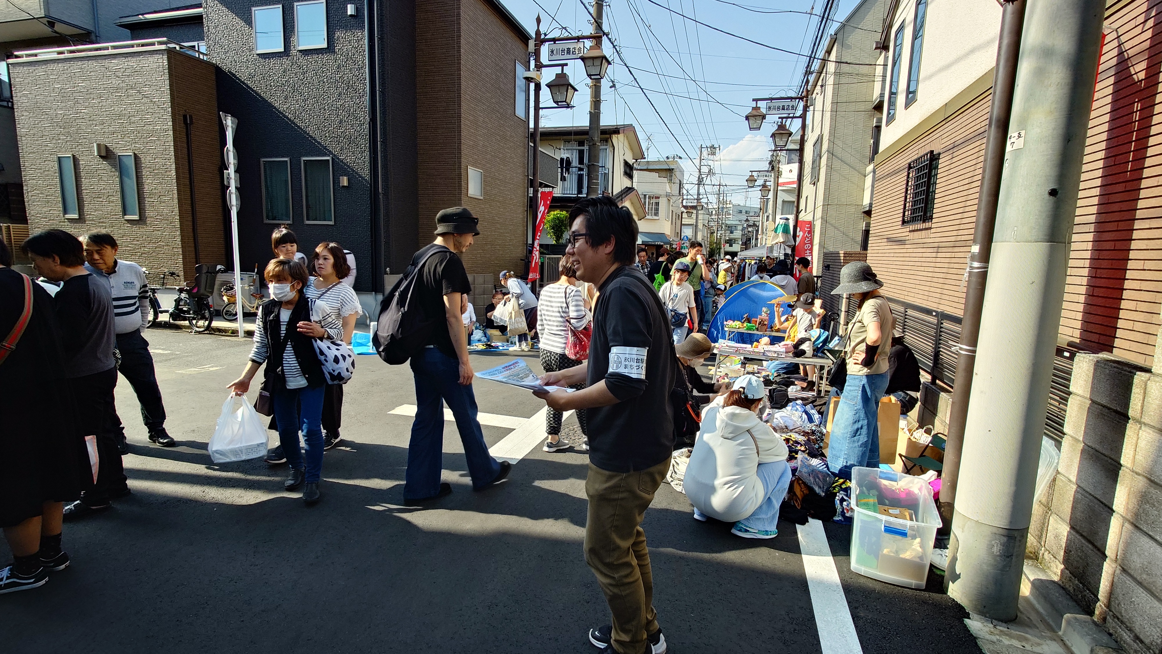 ひばり商店街の夕市にてチラシ配布を行いました