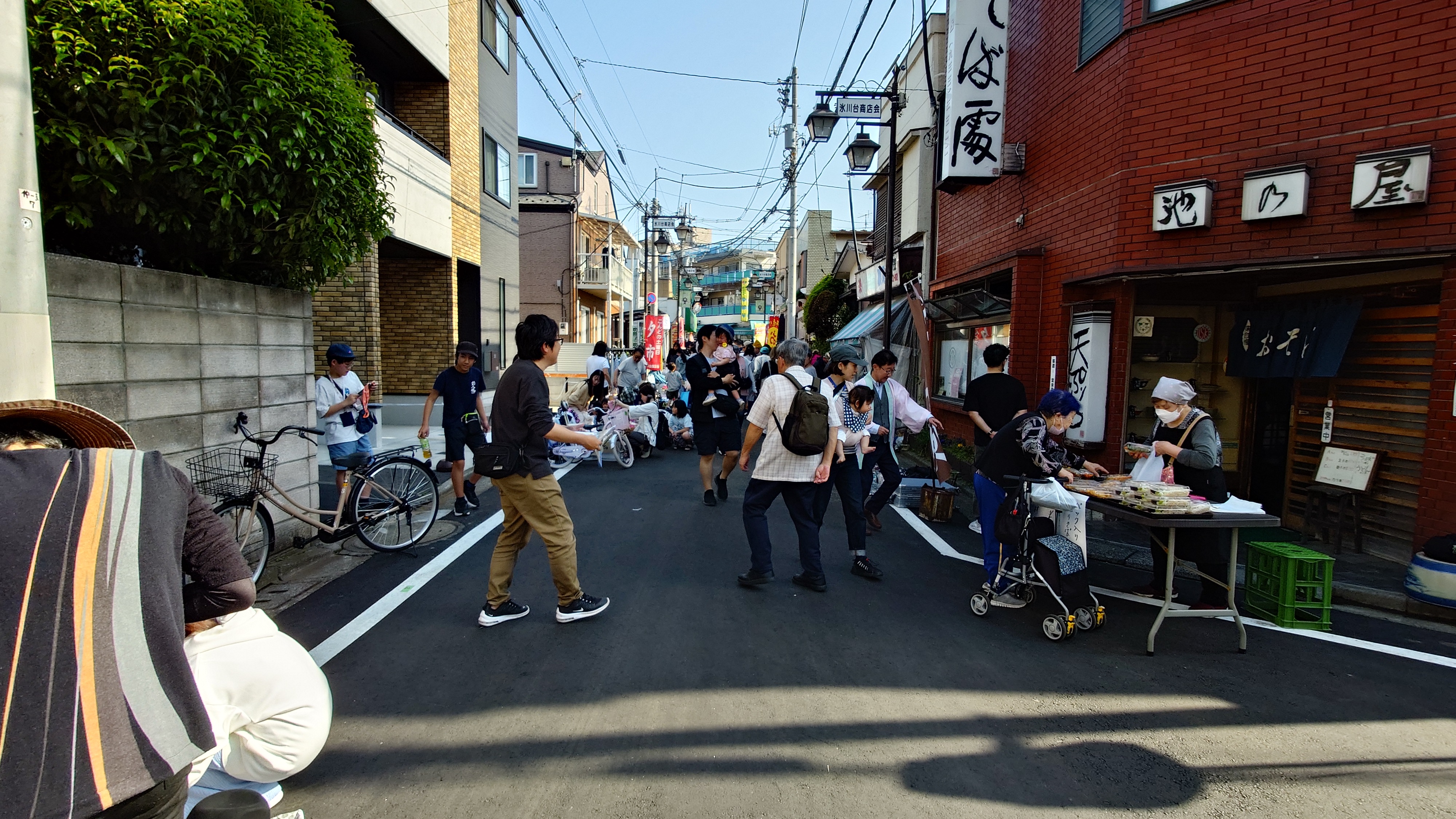 池の屋前にて
