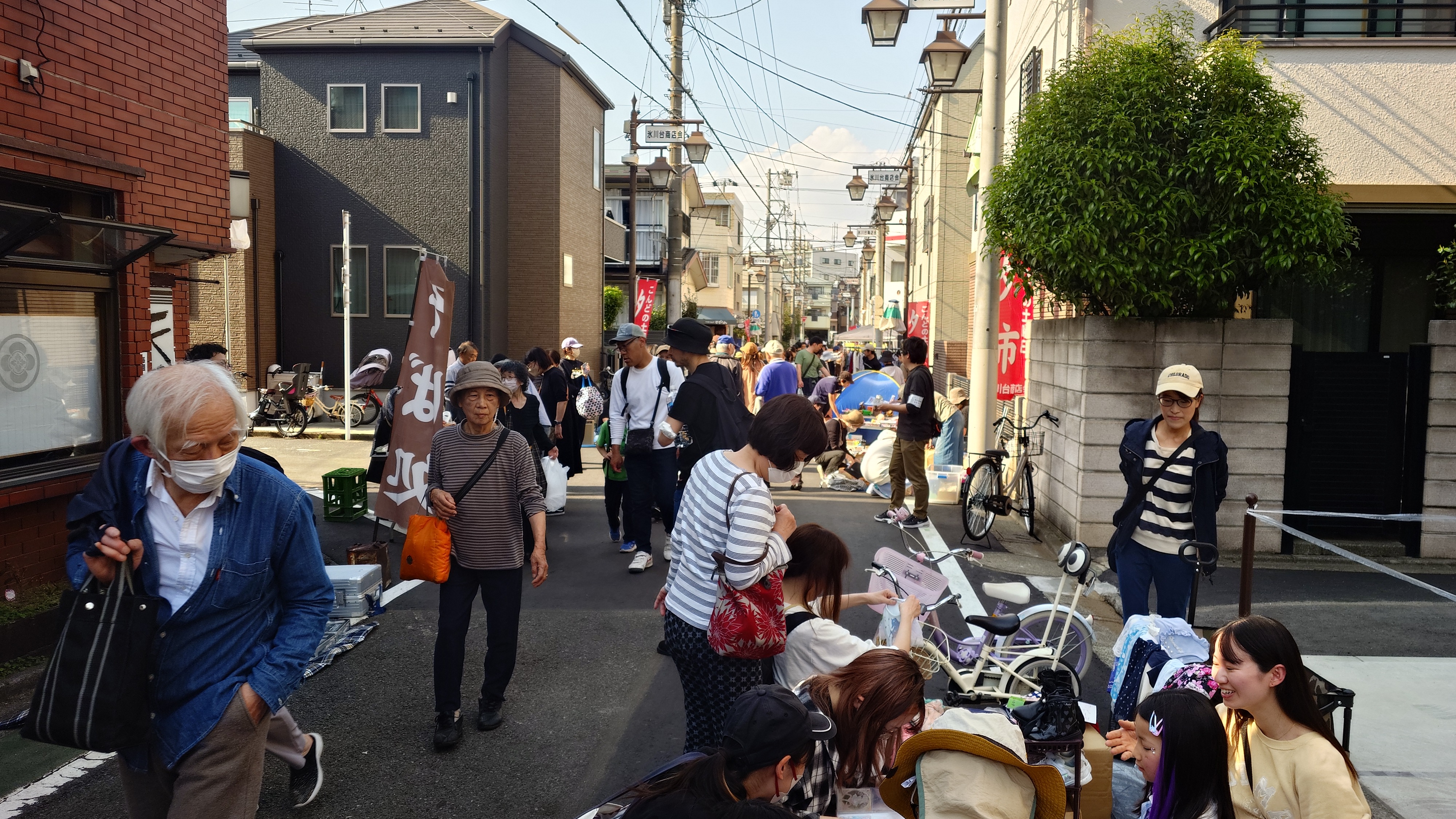 ひばり商店街の夕市にてチラシ配布を行いました