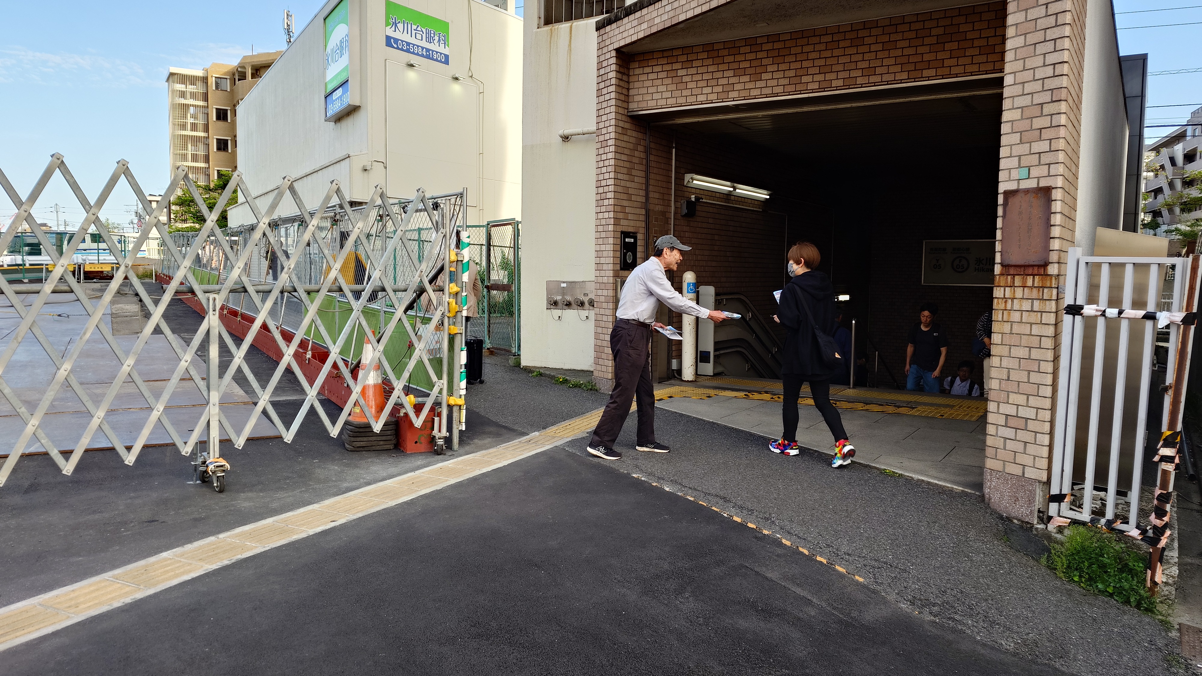 南側出入口にて