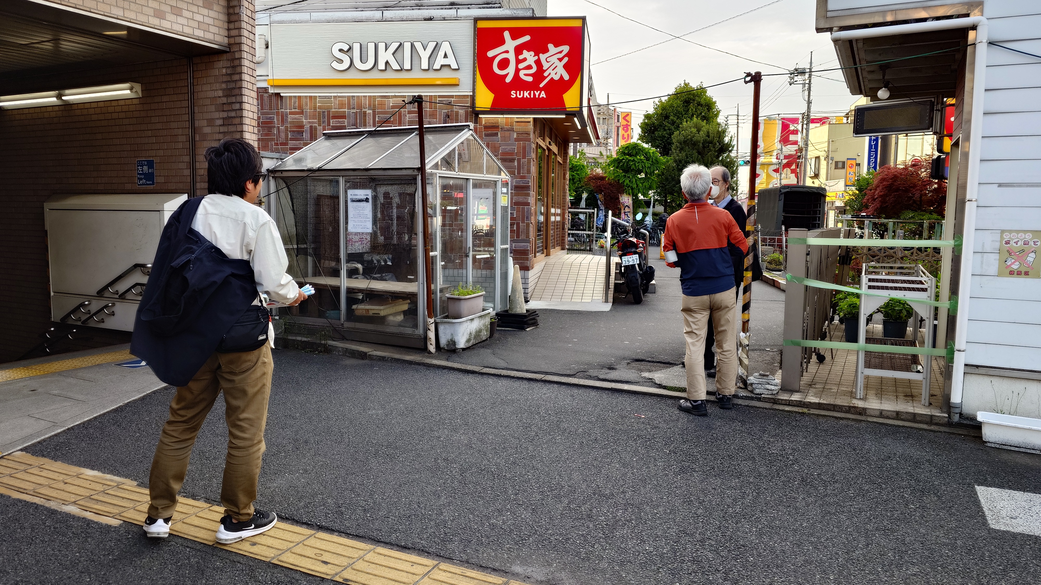 氷川台駅前にてチラシ配布を行いました。